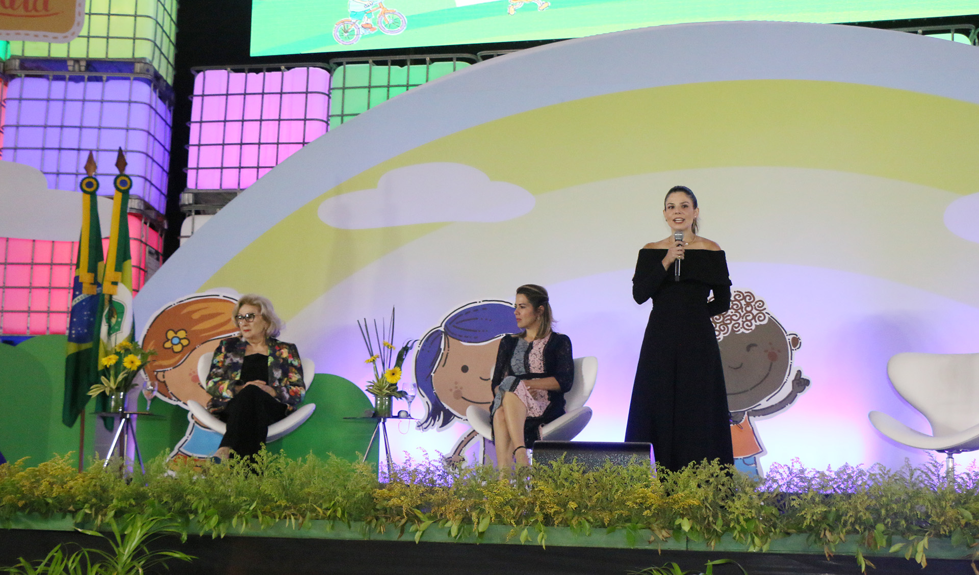 primeira-dama carol bezerra fala em um palco